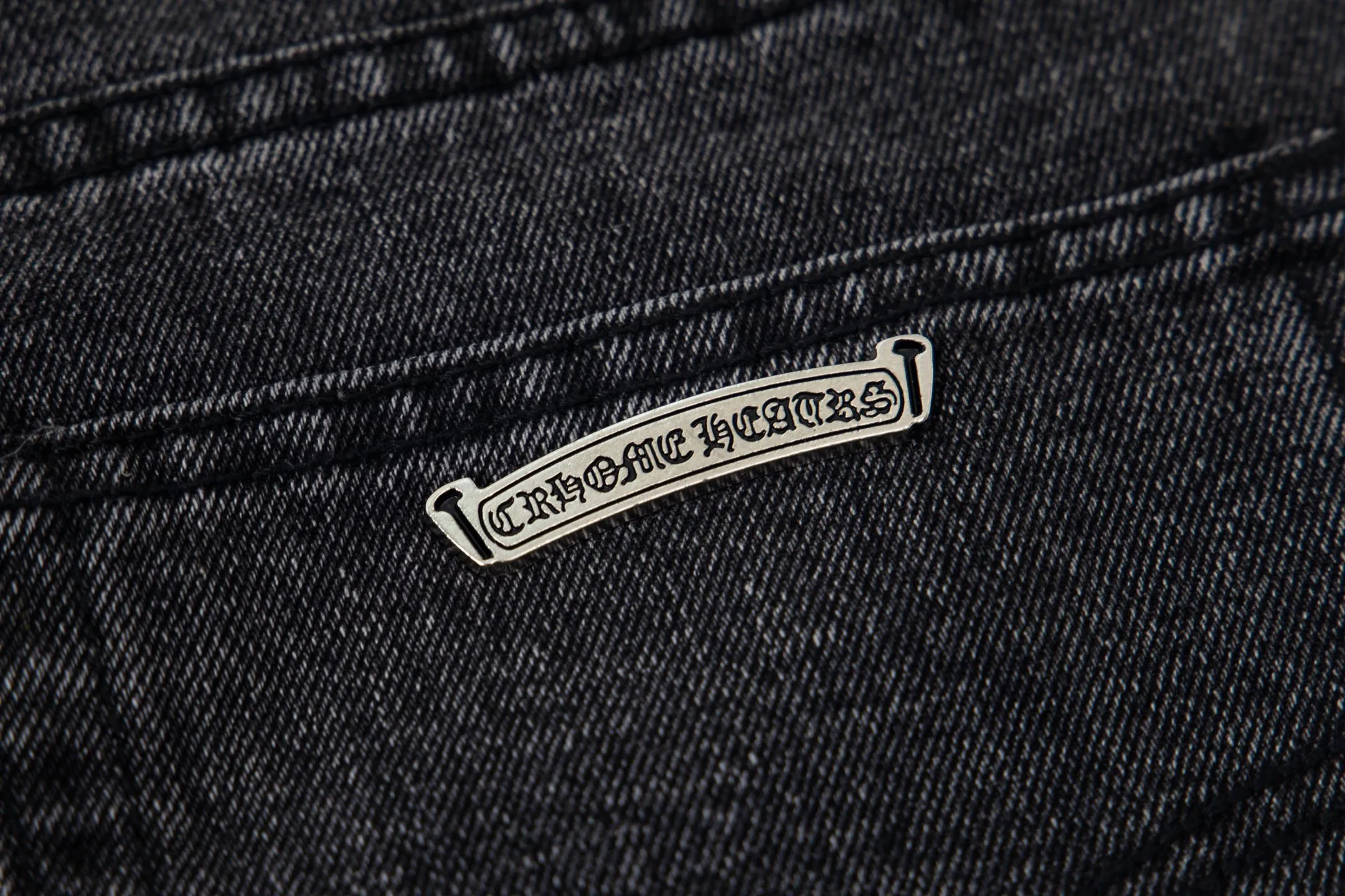 P270 top version) Chrome Hearts Chrome Hearts Jeans Purple Matty Boy Sex Records Rivet Style Work Jeans CH Jeans need to be washed and disassembled and then hand-stitched with sheepskin cross leather and then spliced ​​together. The whole piece has too much craftsmanship to explain. The cabinet price is 32W+ level, patchwork cross flower embellishment, high-waisted washed jeans! ! Absolutely high-end luxury products, 8W+ level god-level items, super popular products, made with top heavy industry, a magic weapon that cannot be missed. About Kroxin This is an extremely luxurious fashion brand, which can also be called the nobles of the high street. It has always been an exclusive brand for some hipsters or rich second generation. Compared with ordinary high streets, it is more luxurious and noble. Compared with luxury brands, it has a more fashionable personality and has always been a brand that I have a special liking for. Size: 28-30-32-34-36 (corresponds to S-M-L-XL-XXL)